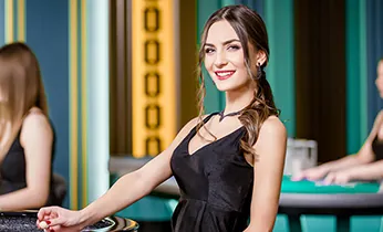 Game thủ esports đang thi đấu trên máy tính với hiệu ứng ánh sáng